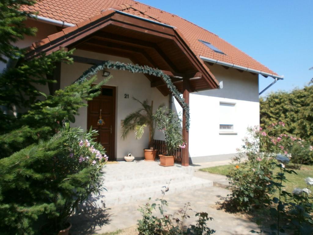Feher Rozsa Apartman Черсегтомай Экстерьер фото