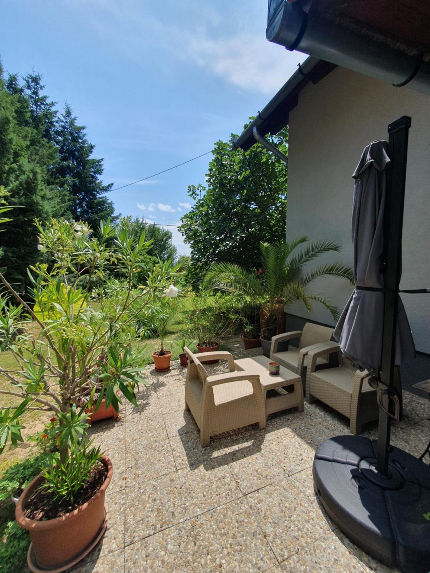Feher Rozsa Apartman Черсегтомай Экстерьер фото