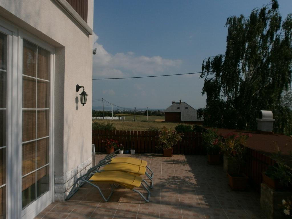 Feher Rozsa Apartman Черсегтомай Экстерьер фото